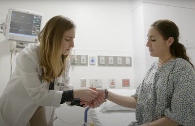 Кодирование Аквилонг в Гусеве Врач держит пациентку за руку